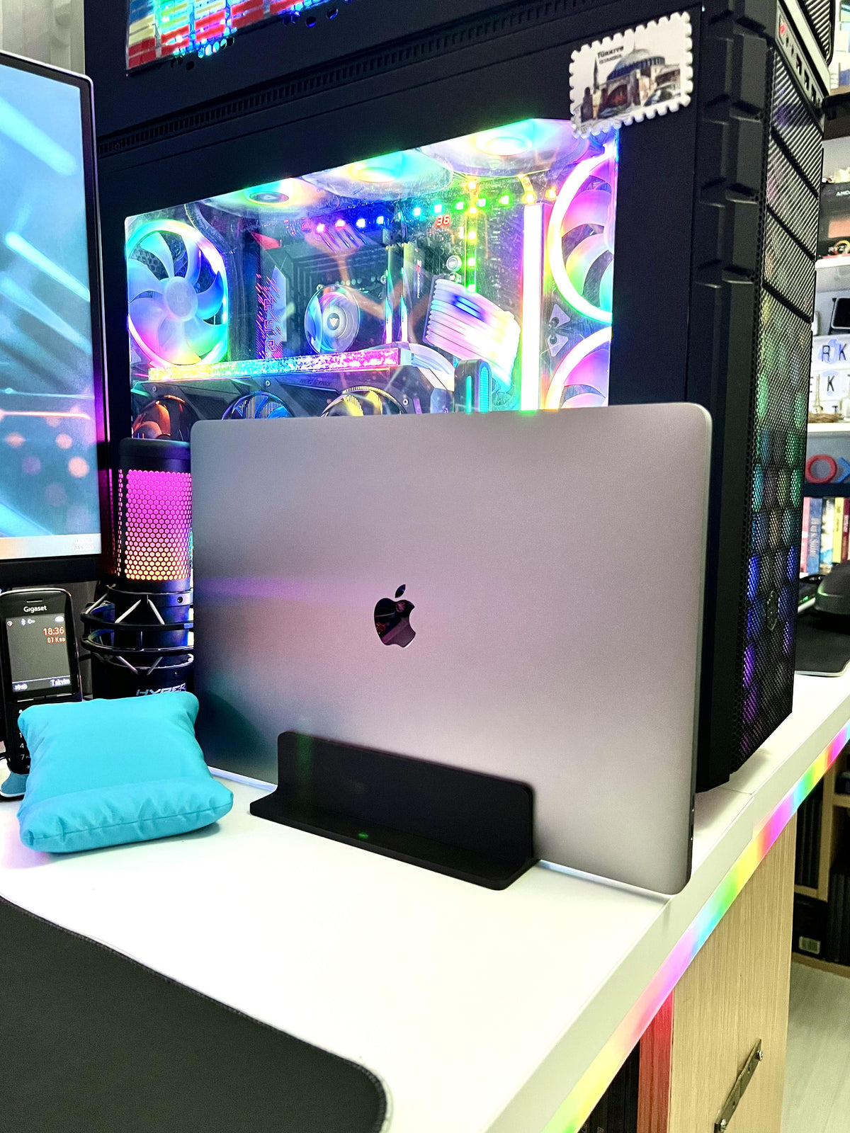 Macbook Pro 2016-2020 Stand / Kişiye Özel Yazı Yazılabilir