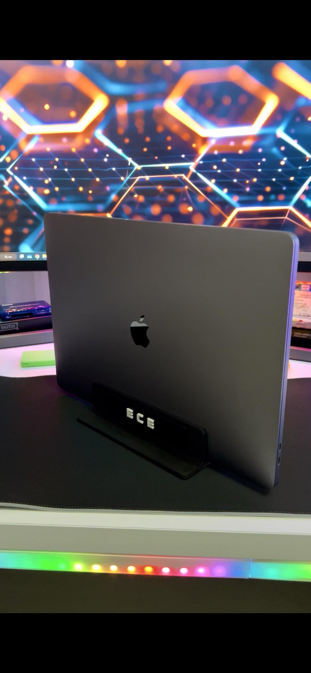 Macbook Pro 2016-2020 Stand / Kişiye Özel Yazı Yazılabilir
