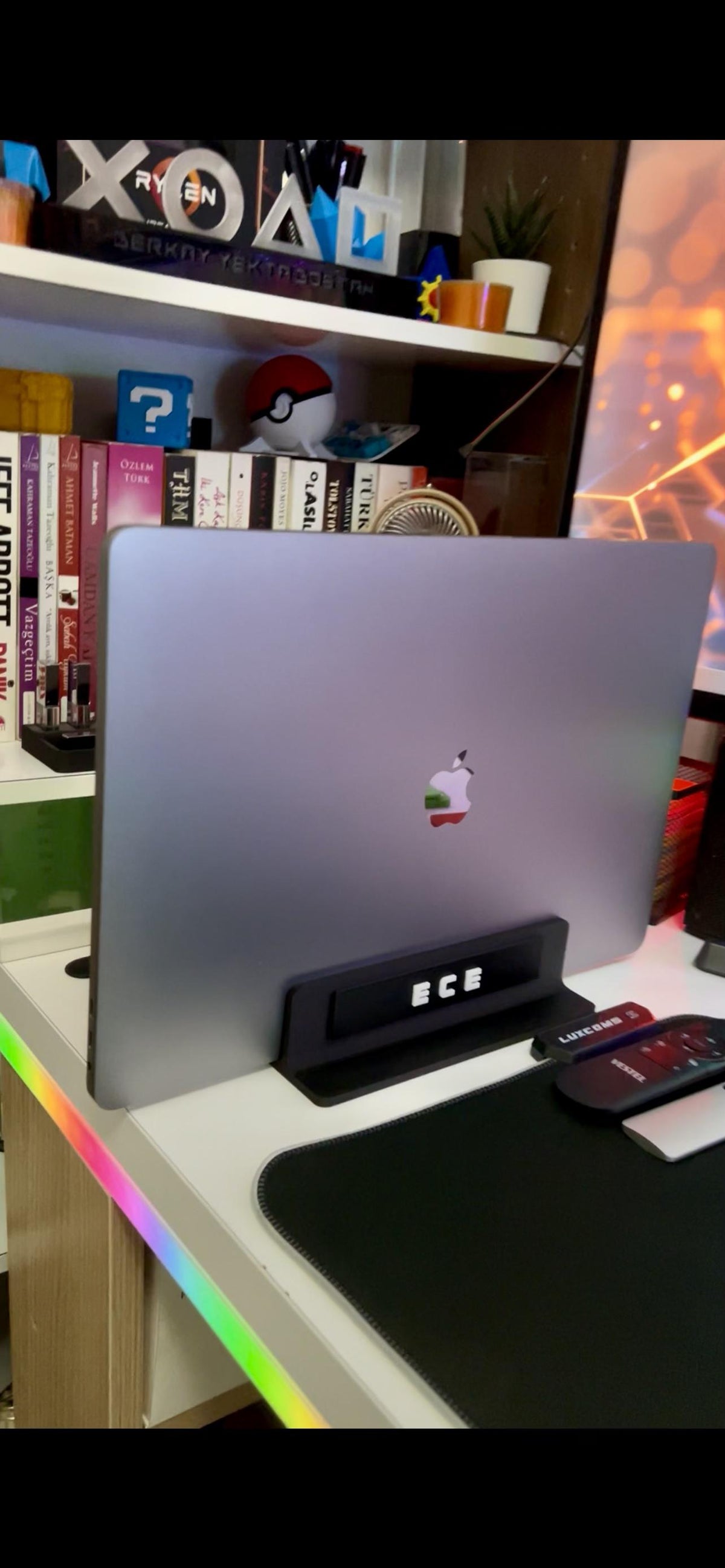 Macbook Pro 2016-2020 Stand / Kişiye Özel Yazı Yazılabilir
